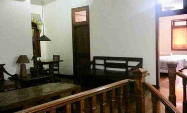 Rumah klasik, mewah.