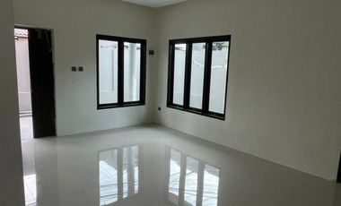 Dijual/ Disewakan Rumah Baru Renov 2 Lantai Di Utan Kayu Matraman Jakarta Timur