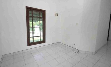 Premium Location! Rumah Hook Di Cakra, Cinere - Luas Tanah Besar