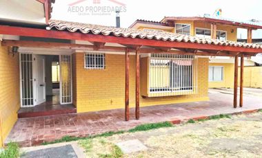 Se Arrienda Linda y Amplia Casa con destino Administrativo en pleno centro de Quillota.