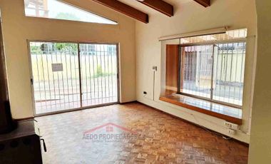 Se Arrienda Linda y Amplia Casa con destino Administrativo en pleno centro de Quillota.
