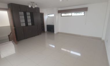 Casa en alquiler de 4 dormitorios en Urbanización Las Pirámides – Samborondón