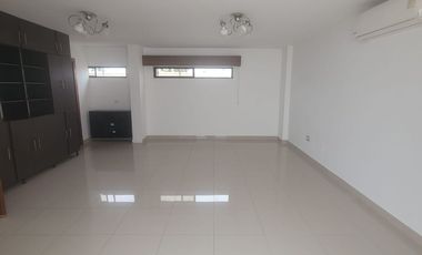 Casa en alquiler de 4 dormitorios en Urbanización Las Pirámides – Samborondón