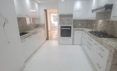 Casa en alquiler de 4 dormitorios en Urbanización Las Pirámides – Samborondón