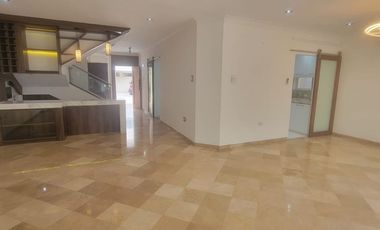 Casa en alquiler de 4 dormitorios en Urbanización Las Pirámides – Samborondón