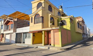 CASA DE TRES PISOS EN VENTA - CONO SUR-TACNA