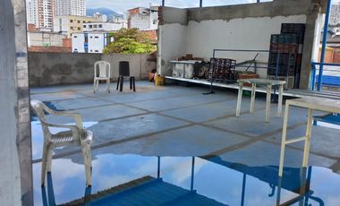 Vendo Amplia Bodega de 3 pisos zona comercial