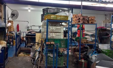 Vendo Amplia Bodega de 3 pisos zona comercial