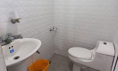 Vendo Amplia Bodega de 3 pisos zona comercial