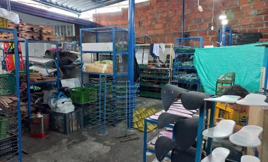 Vendo Amplia Bodega de 3 pisos zona comercial