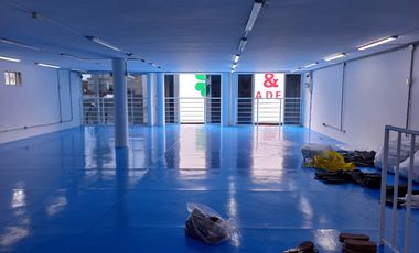 Vendo Amplia Bodega de 3 pisos zona comercial