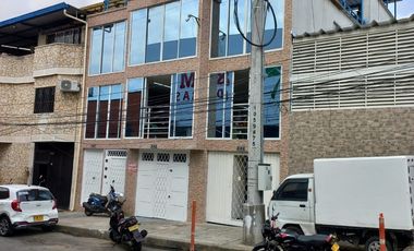 Vendo Amplia Bodega de 3 pisos zona comercial