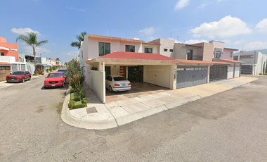 AMPLIA CASA EN VENTA DOS NIVELES .