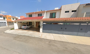 AMPLIA CASA EN VENTA DOS NIVELES .