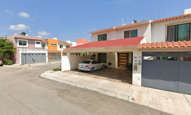 AMPLIA CASA EN VENTA DOS NIVELES .