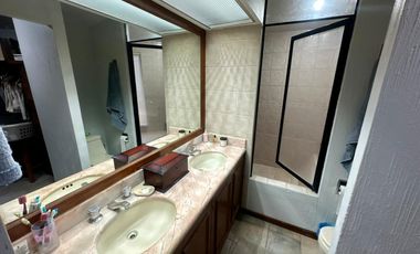 LAS CAÑADAS CASA EN VENTA CON BUENA UBICACIÓN Y BONITO JARDÍN