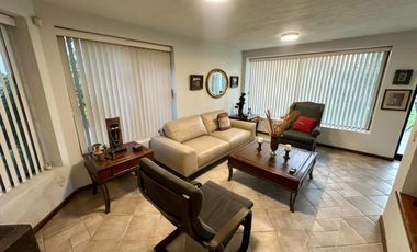 LAS CAÑADAS CASA EN VENTA CON BUENA UBICACIÓN Y BONITO JARDÍN