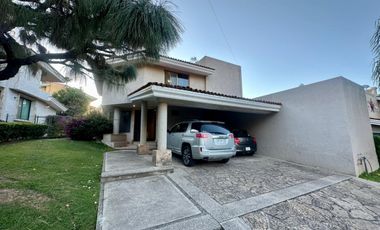 LAS CAÑADAS CASA EN VENTA CON BUENA UBICACIÓN Y BONITO JARDÍN