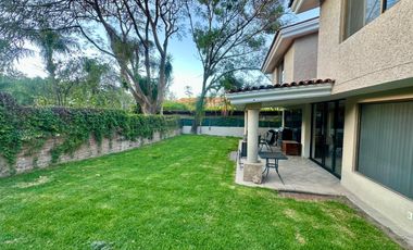 LAS CAÑADAS CASA EN VENTA CON BUENA UBICACIÓN Y BONITO JARDÍN