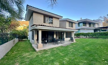 LAS CAÑADAS CASA EN VENTA CON BUENA UBICACIÓN Y BONITO JARDÍN