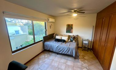 LAS CAÑADAS CASA EN VENTA CON BUENA UBICACIÓN Y BONITO JARDÍN