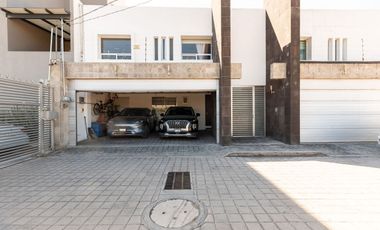 Casa en Venta con 3 Recámaras en Privada Cerrada en La Atlixcáyotl.