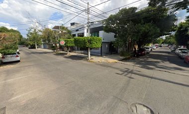 AMPLIA CASA EN VENTA DE DOS NIVELES .