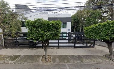 AMPLIA CASA EN VENTA DE DOS NIVELES .