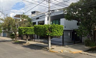 AMPLIA CASA EN VENTA DE DOS NIVELES .