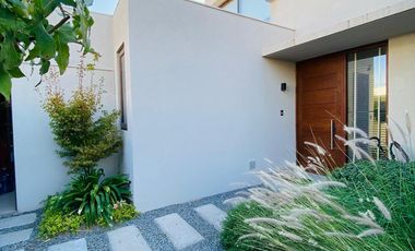 VENTA CASA FULL EQUIPADA EN PIEDRA ROJA| CON QUINCHO Y PISCINA | CAMINABLE A COLEGIO PEDREGALES Y SAN ANSELMO | UF 13.900