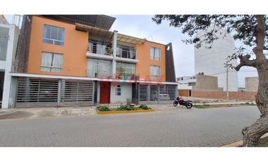 Se Alquila Casa De 3 Pisos + Estacionamiento Frente A Parque En Urb. Soliluz – Trujillo – S/3,000