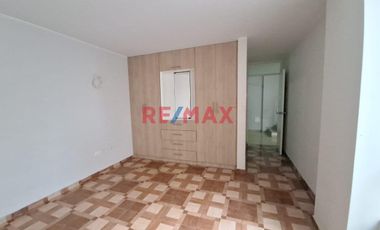Se Alquila Casa De 3 Pisos + Estacionamiento Frente A Parque En Urb. Soliluz – Trujillo – S/3,000