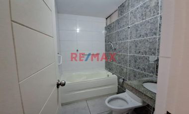 Se Alquila Casa De 3 Pisos + Estacionamiento Frente A Parque En Urb. Soliluz – Trujillo – S/3,000