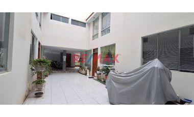 Se Alquila Casa De 3 Pisos + Estacionamiento Frente A Parque En Urb. Soliluz – Trujillo – S/3,000