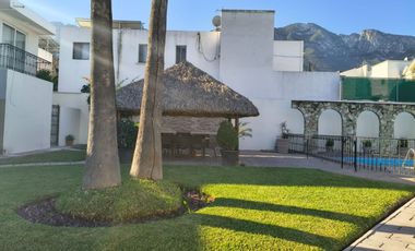 LINDA CASA Excelente ubicacion, zona San Pedro, fracc P. Blanco, con areas comunes, alberca, jardines, palapa.