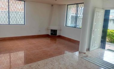 CASA con amplio terreno de venta en Ibarra