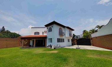 Casa en renta en fraccionamiento con vigilancia