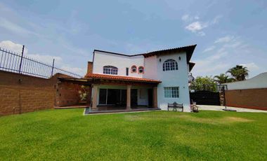 Casa en renta en fraccionamiento con vigilancia