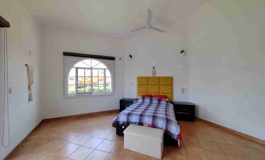 Casa en renta en fraccionamiento con vigilancia