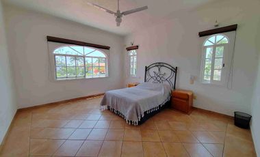 Casa en renta en fraccionamiento con vigilancia