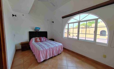 Casa en renta en fraccionamiento con vigilancia