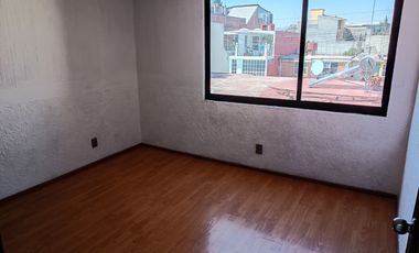 RENTA CASA DENTRO DE PRIVADA - VALLE DEL CRISTAL METEPEC- CERCA DE PARQUE LA PILITA