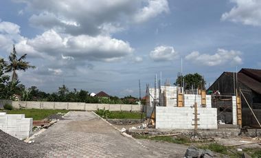 Jl Kaliurang km 9, Rumah 2 lantai dijual cepat dekat UGM