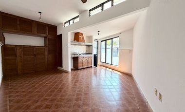 CASA DE UN NIVEL CON DEPARTAMENTO INDEPENDIENTE EN ACAPATZINGO, CUERNAVACA