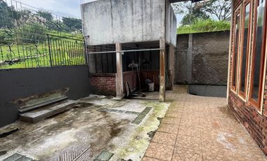 JUAL CEPAT, Rumah 3 Lantai LT 204m² – View Hijau + Air Mata Air, Value Jarang di Harga 1,5M