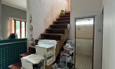 JUAL CEPAT, Rumah 3 Lantai LT 204m² – View Hijau + Air Mata Air, Value Jarang di Harga 1,5M