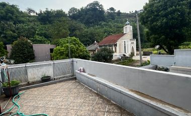 JUAL CEPAT, Rumah 3 Lantai LT 204m² – View Hijau + Air Mata Air, Value Jarang di Harga 1,5M