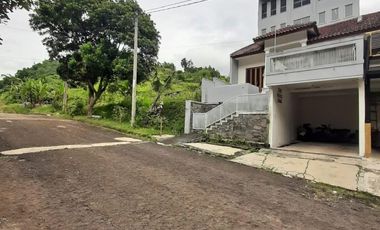 JUAL CEPAT, Rumah 3 Lantai LT 204m² – View Hijau + Air Mata Air, Value Jarang di Harga 1,5M