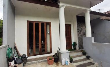 JUAL CEPAT, Rumah 3 Lantai LT 204m² – View Hijau + Air Mata Air, Value Jarang di Harga 1,5M