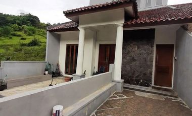 JUAL CEPAT, Rumah 3 Lantai LT 204m² – View Hijau + Air Mata Air, Value Jarang di Harga 1,5M